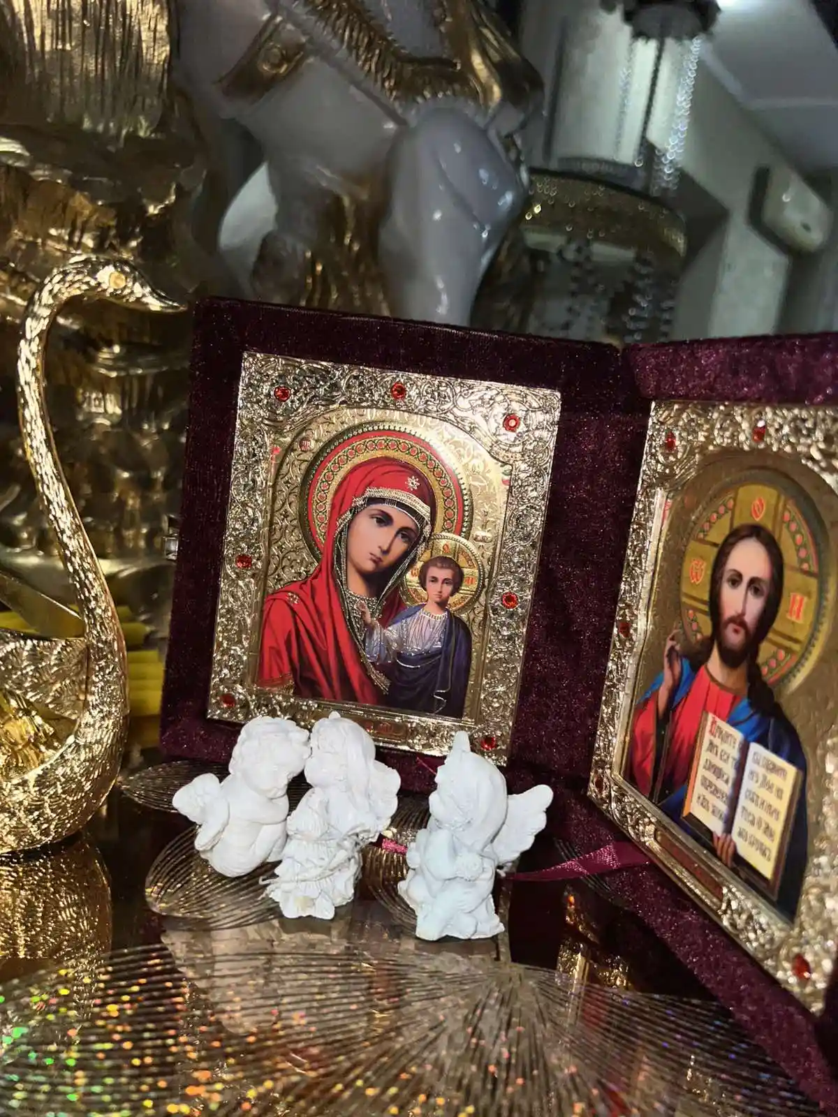 Иконы на столе